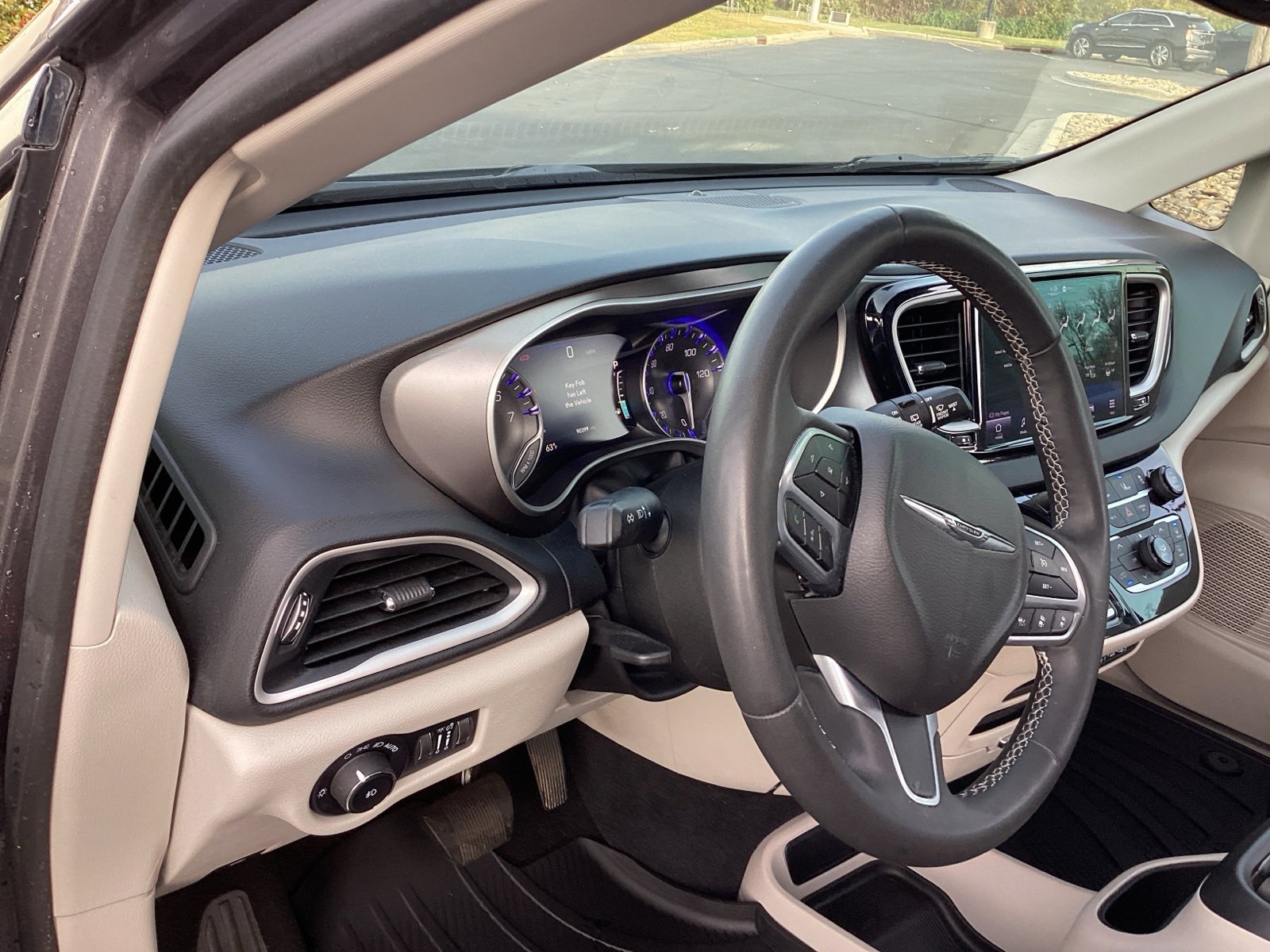 Used 2022 Chrysler Pacifica Touring-L image 9