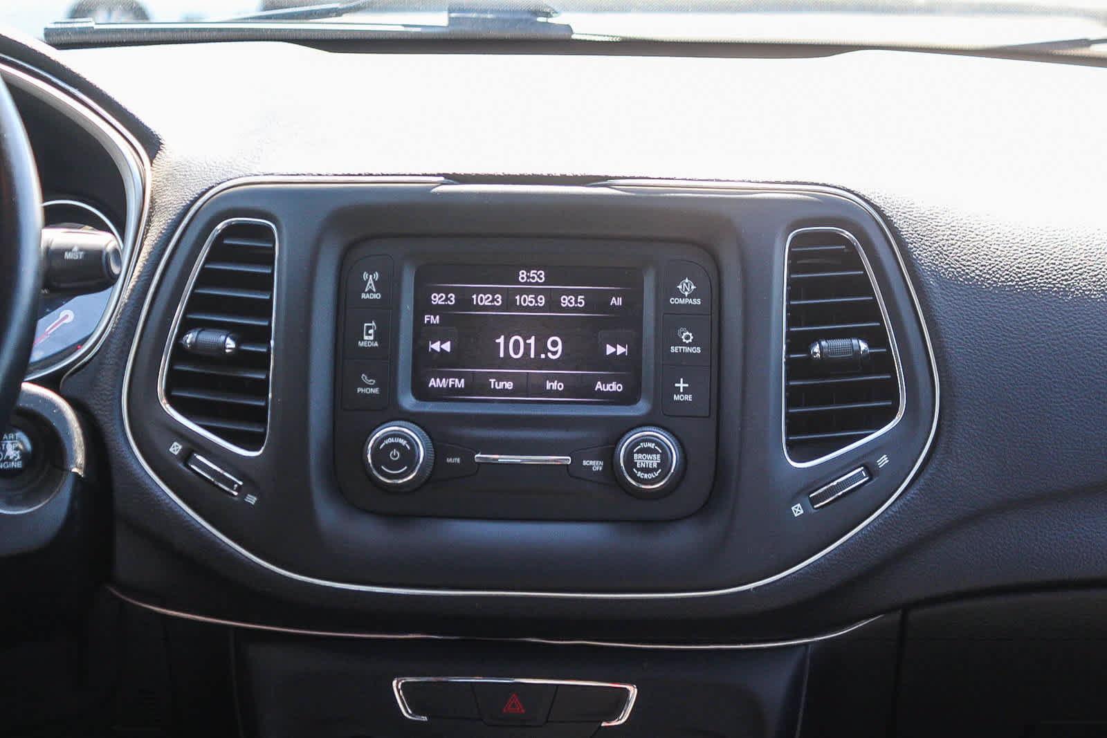Used 2017 Jeep Compass Latitude FWD image 18