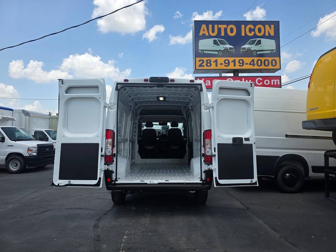 Used 2025 RAM ProMaster 2500 w/ Convenience Group FWD image 12