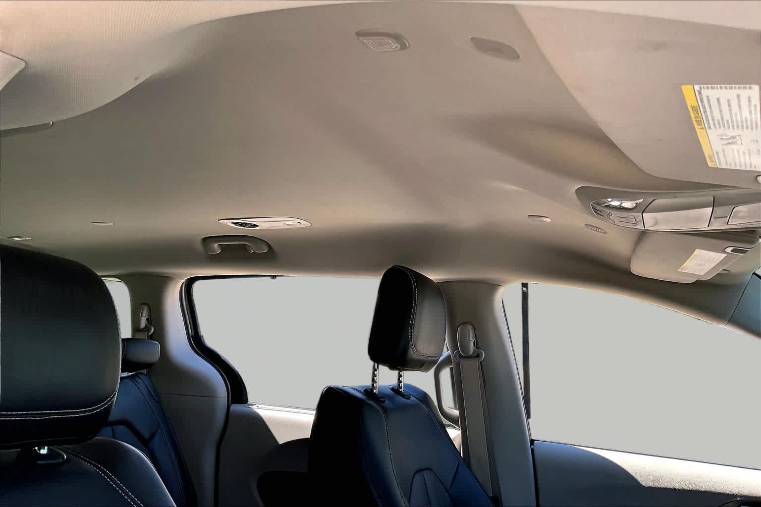 Used 2024 Chrysler Pacifica Touring-L FWD image 14