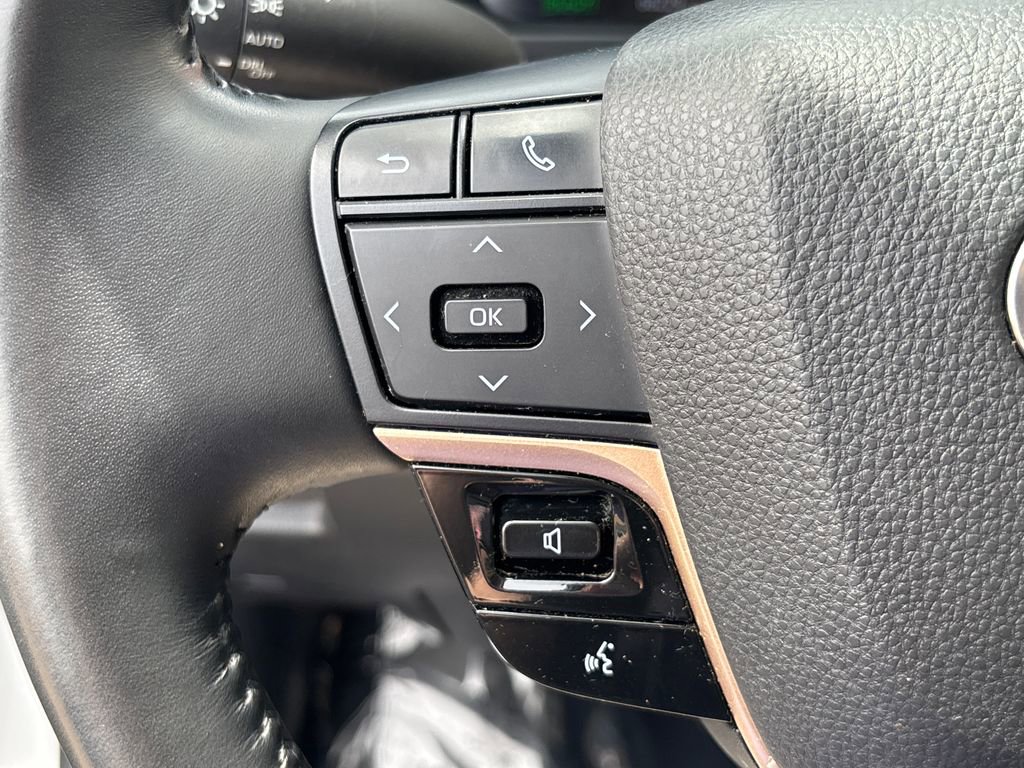 Used 2023 Toyota Crown Limited image 32