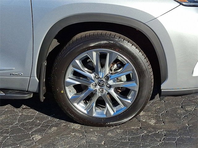 Used 2024 Toyota Highlander Limited image 8