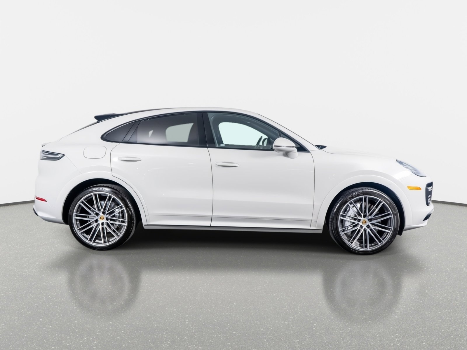 Used 2022 Porsche Cayenne Turbo image 5