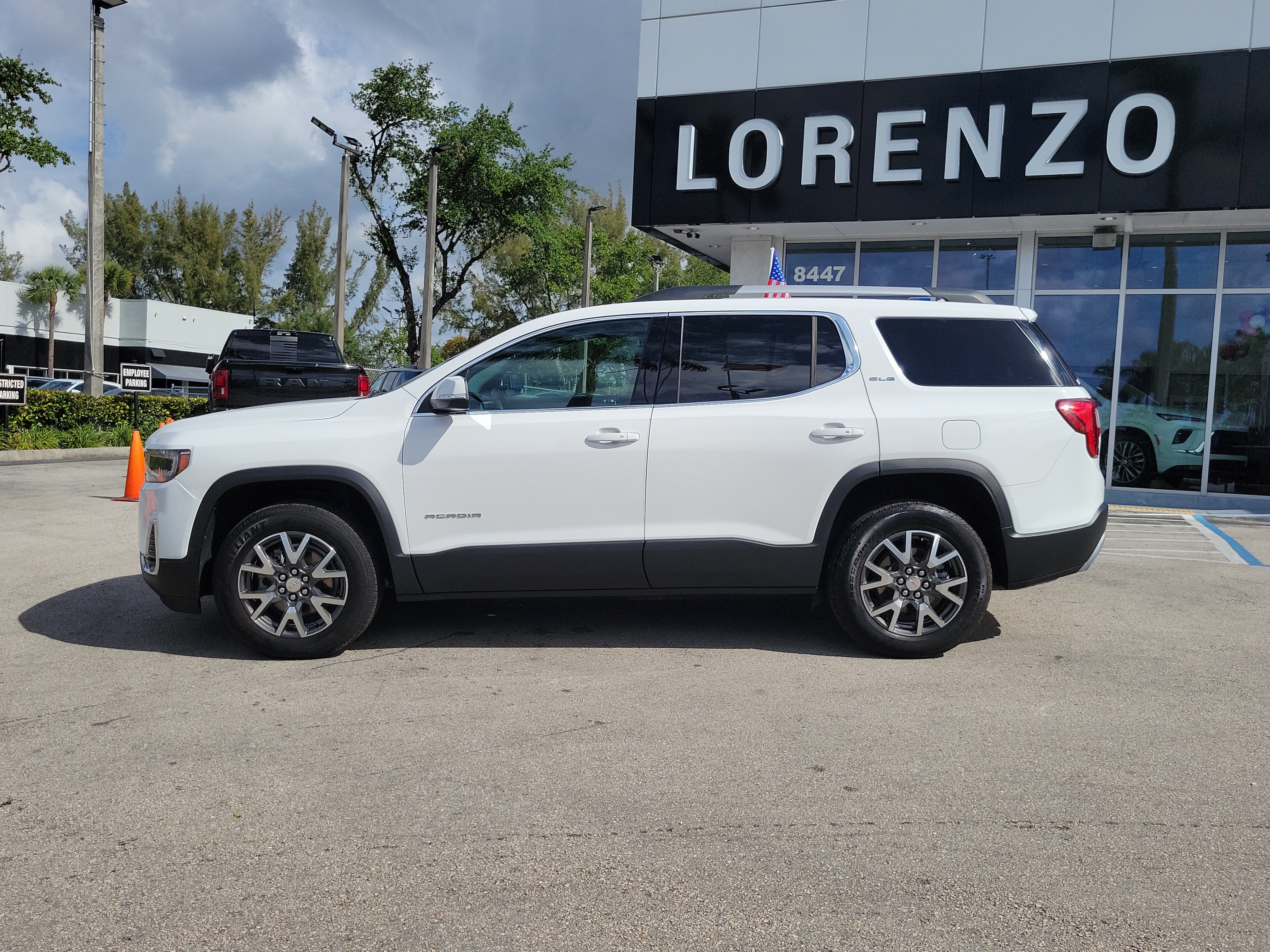 Used 2023 GMC Acadia SLE w/ Driver Convenience Package FWD image 8