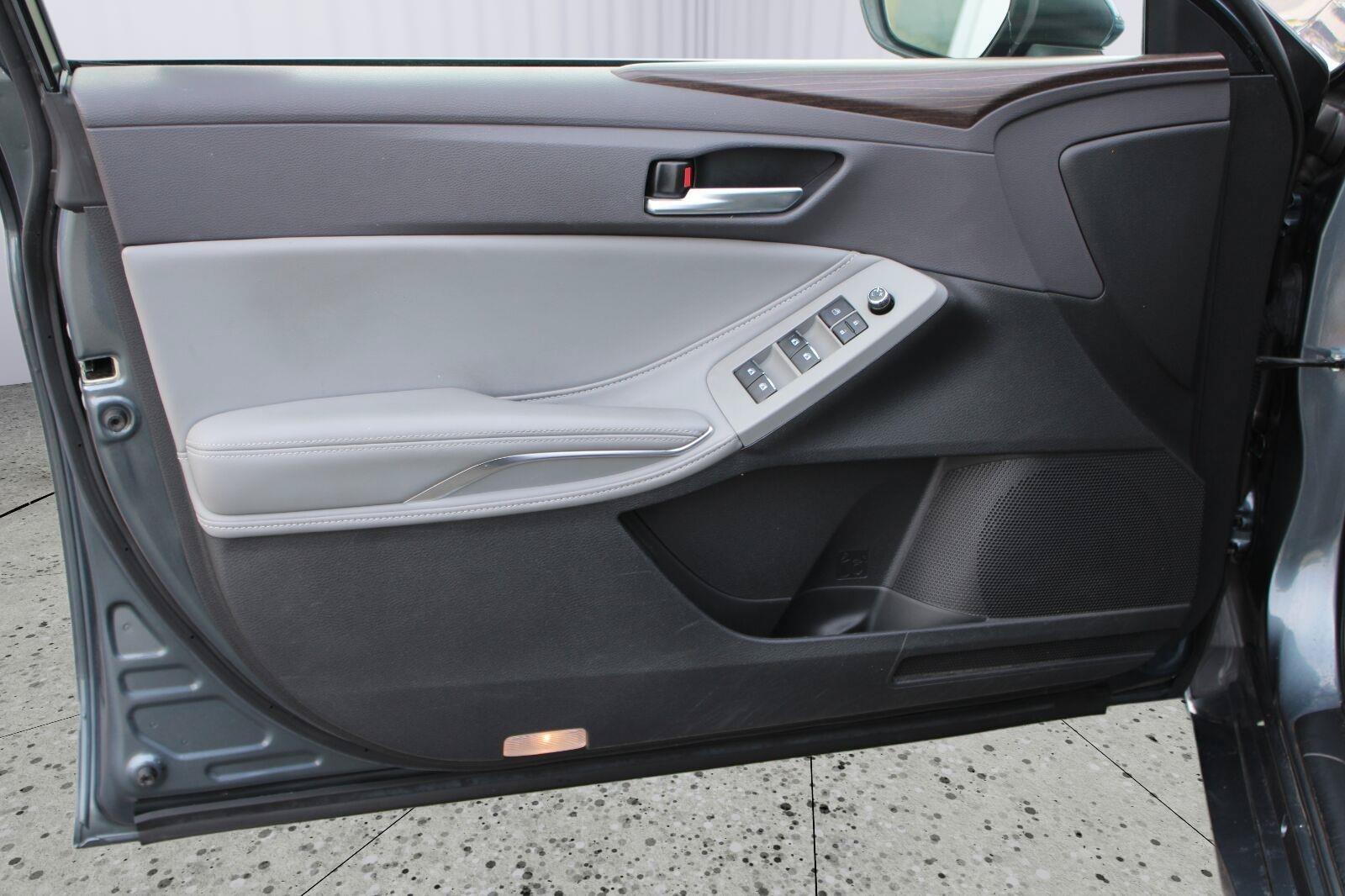 Used 2019 Toyota Avalon XLE FWD image 46