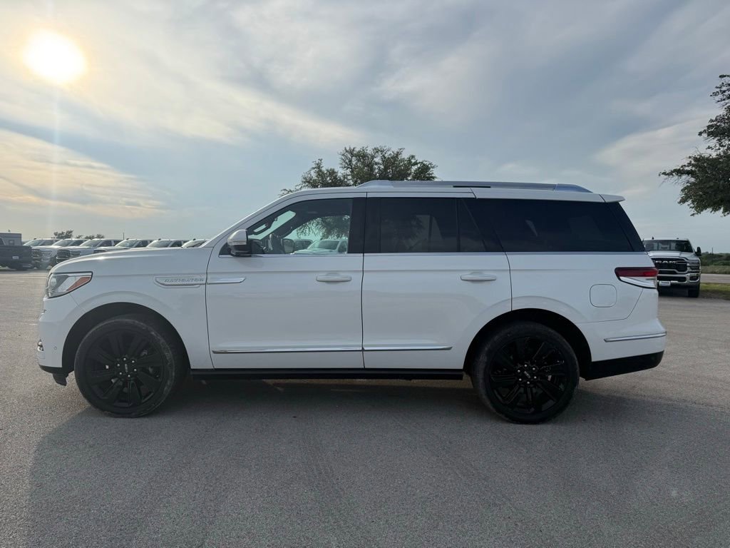 Used 2023 Lincoln Navigator Reserve AWD/4WD image 2