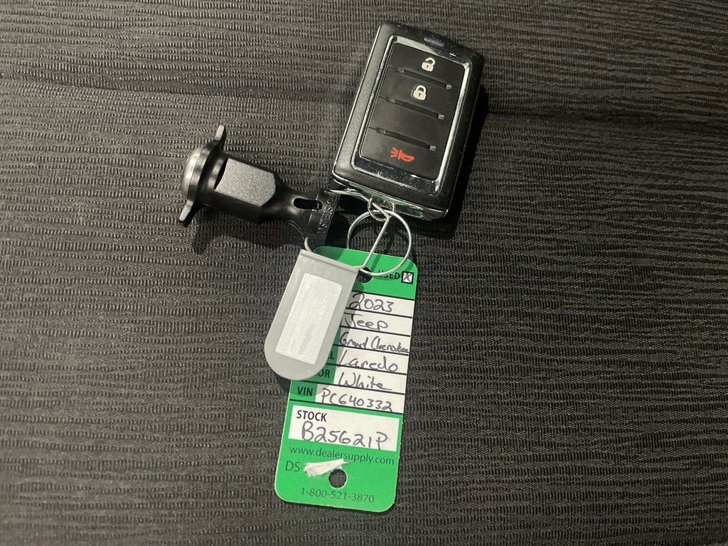 Used 2023 Jeep Grand Cherokee Laredo image 29