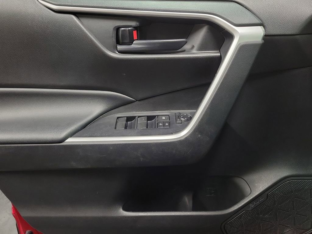 Used 2021 Toyota RAV4 LE image 20