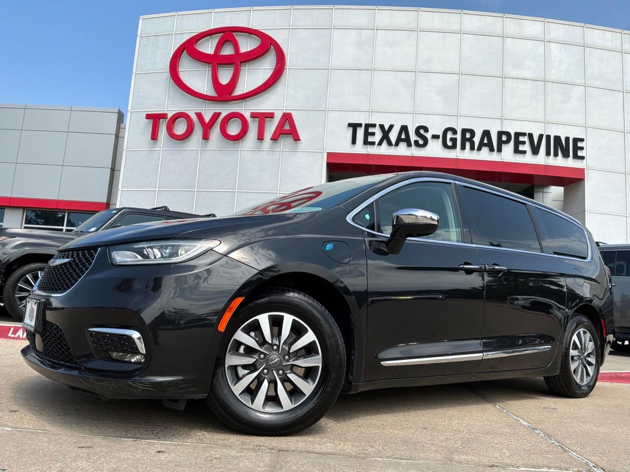 Used 2023 Chrysler Pacifica Limited FWD image 2
