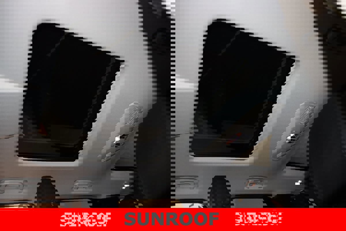 Used 2018 Land Rover Discovery HSE image 12