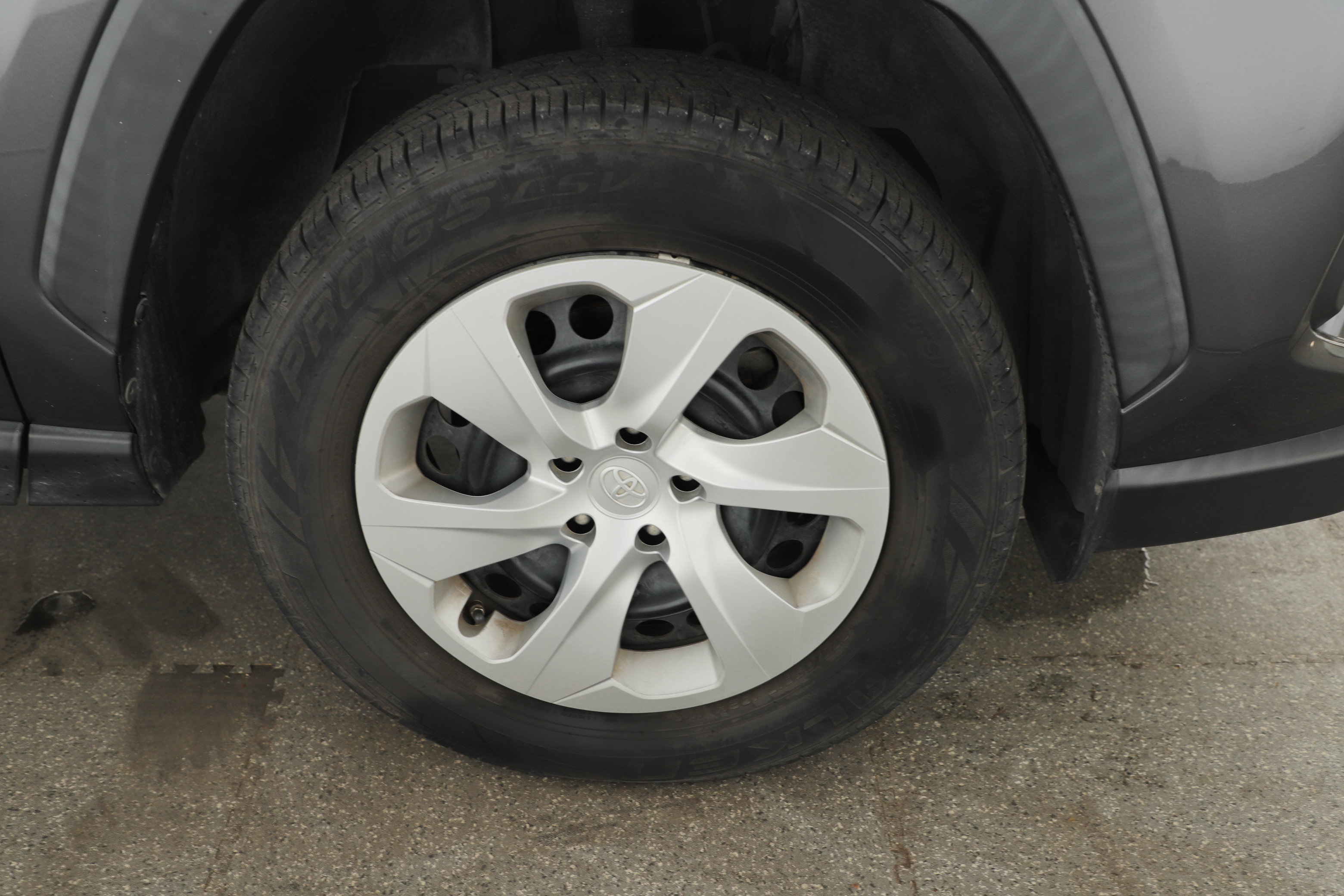 Used 2019 Toyota RAV4 LE FWD image 11