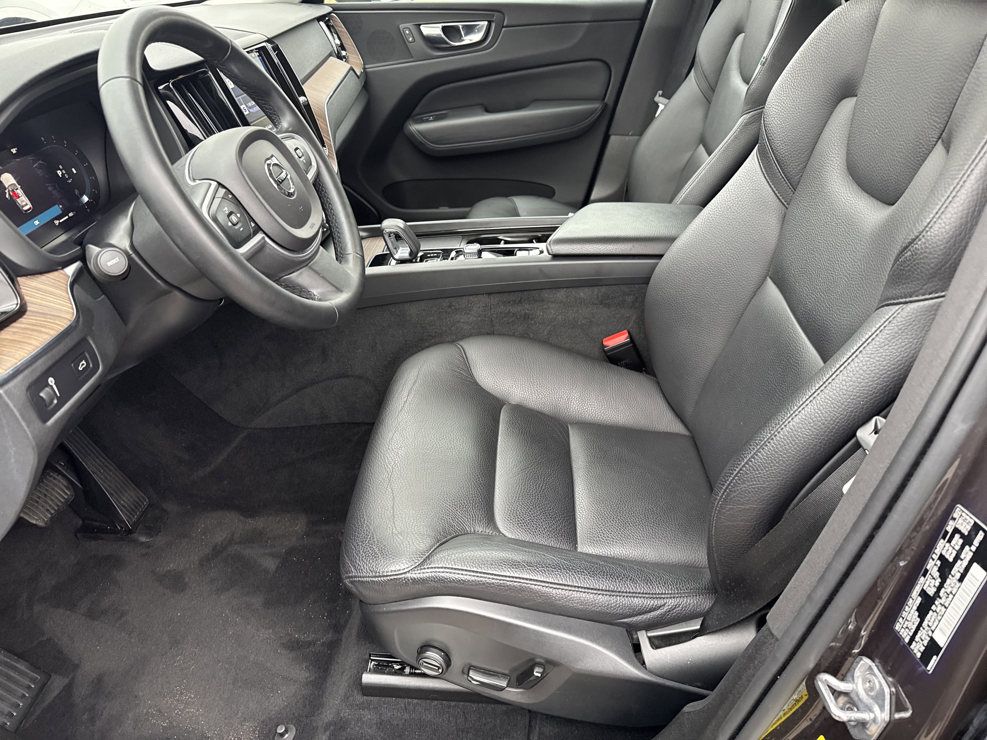 Used 2022 Volvo XC60 B5 Momentum w/ Climate Package image 5