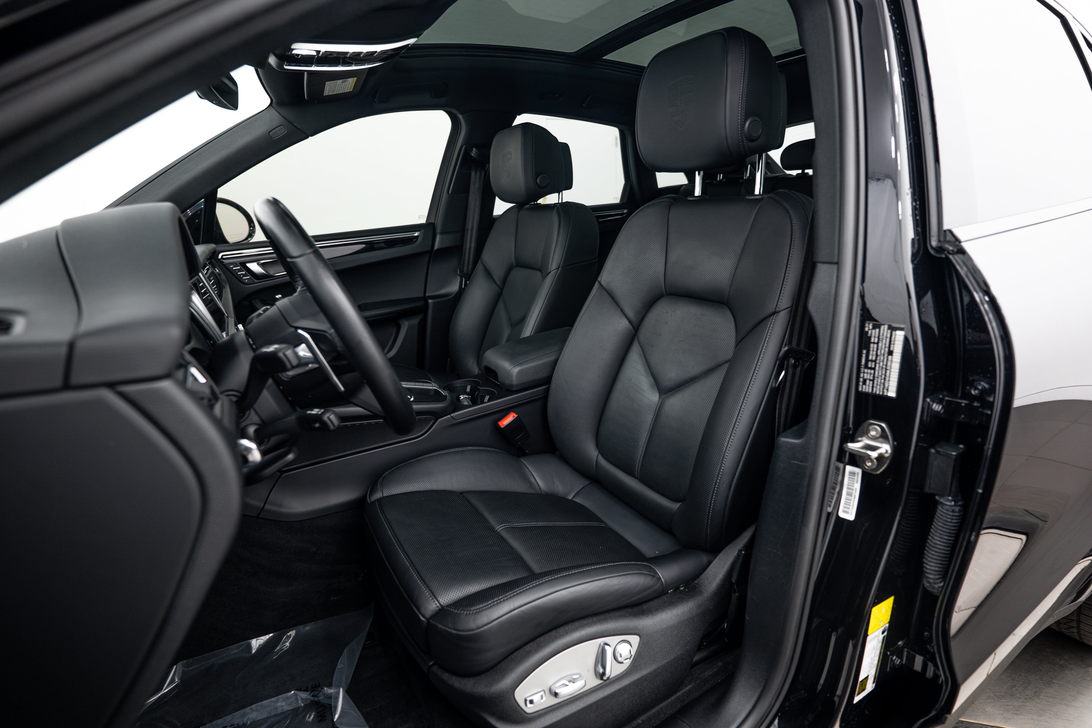 Certified 2021 Porsche Macan S AWD/4WD image 5