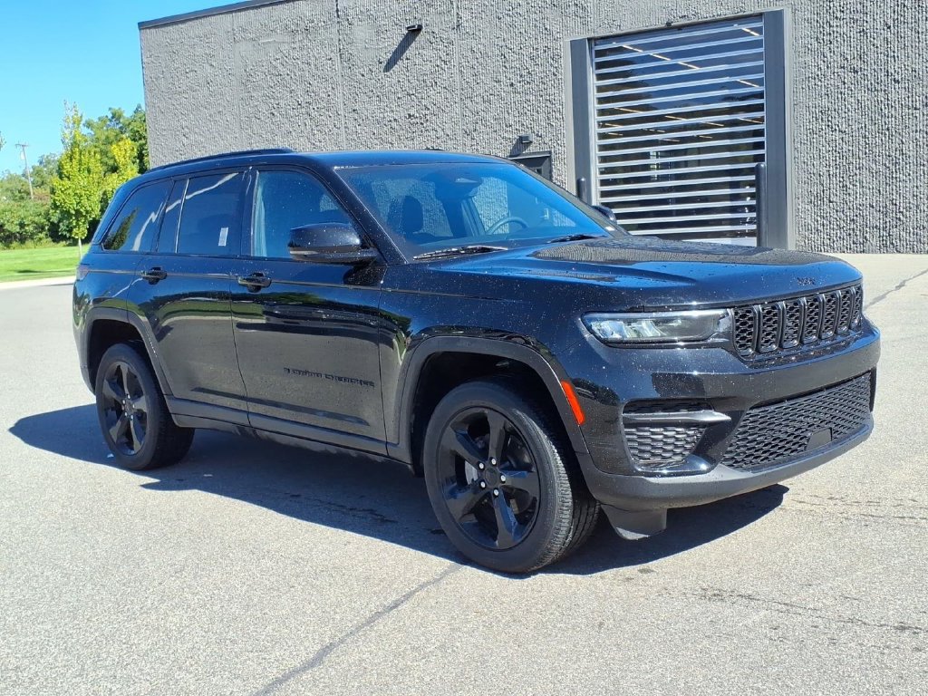 Used 2023 Jeep Grand Cherokee Altitude AWD/4WD image 3