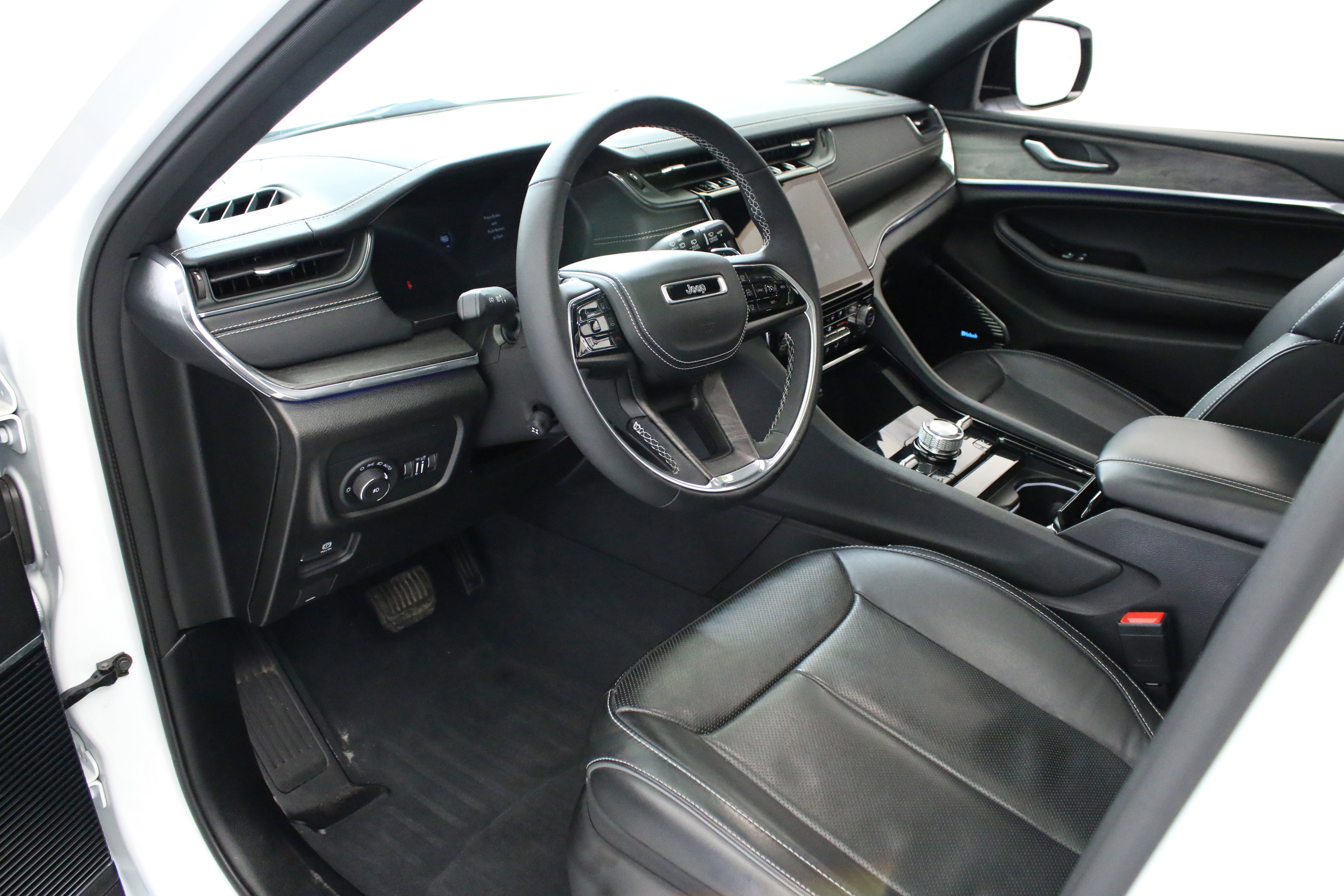 Used 2023 Jeep Grand Cherokee L Overland w/ MOPAR Finishing Package AWD/4WD image 23