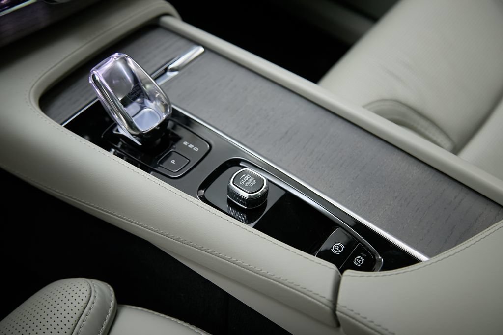 Certified 2024 Volvo XC90 T8 Ultimate w/ Protection Package Premier AWD/4WD image 19