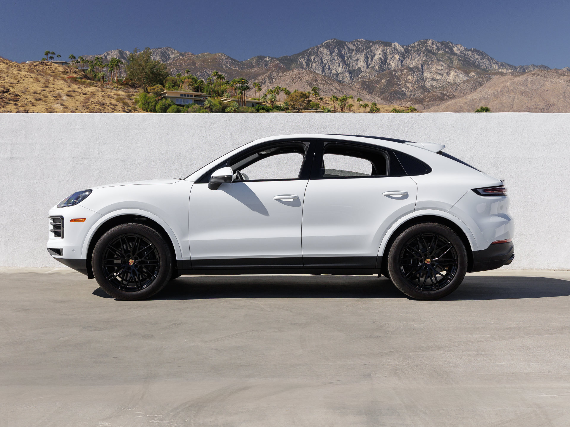 Certified 2025 Porsche Cayenne Coupe AWD/4WD image 2