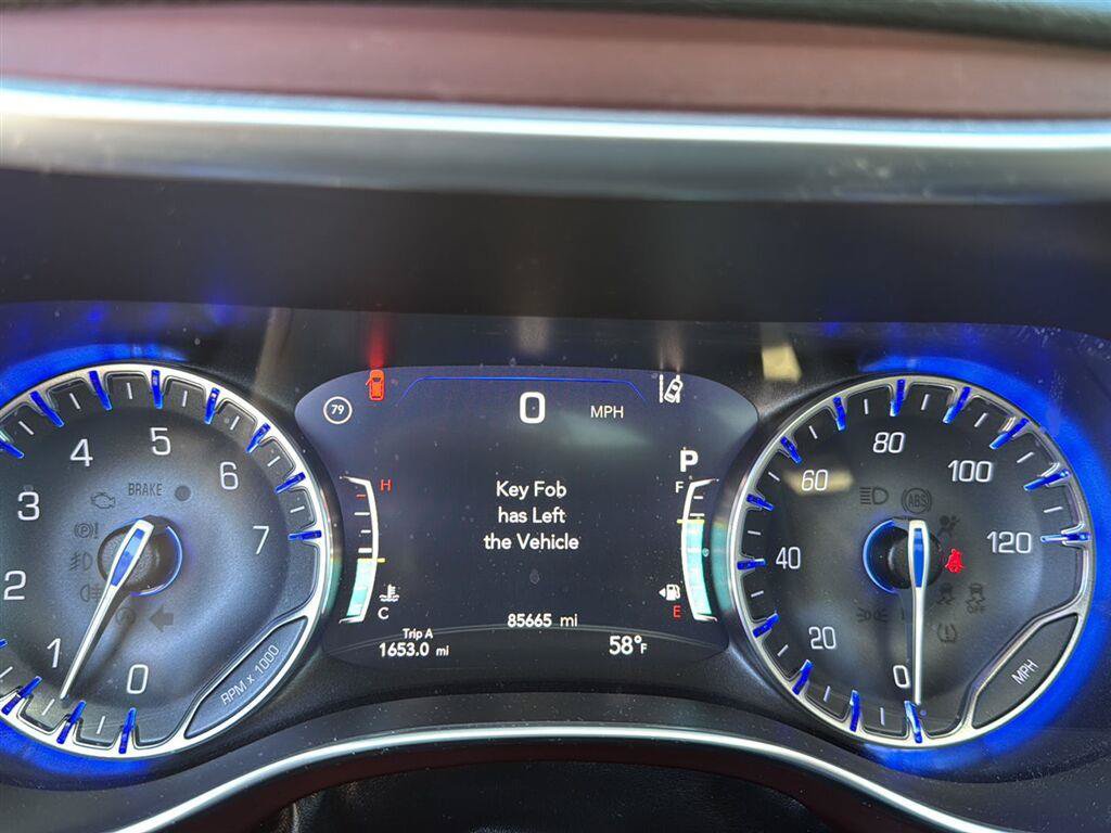 Used 2019 Chrysler Pacifica Limited w/ Tire & Wheel Group FWD image 14