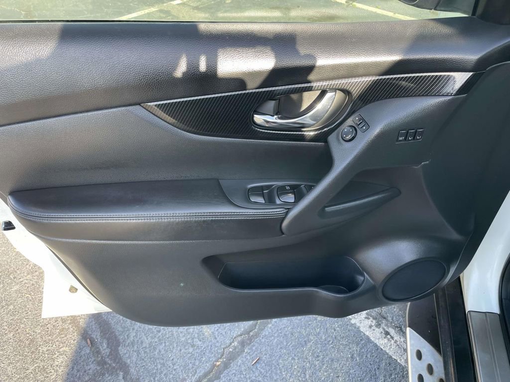 Used 2017 Nissan Rogue SL w/ SL Premium Package image 25