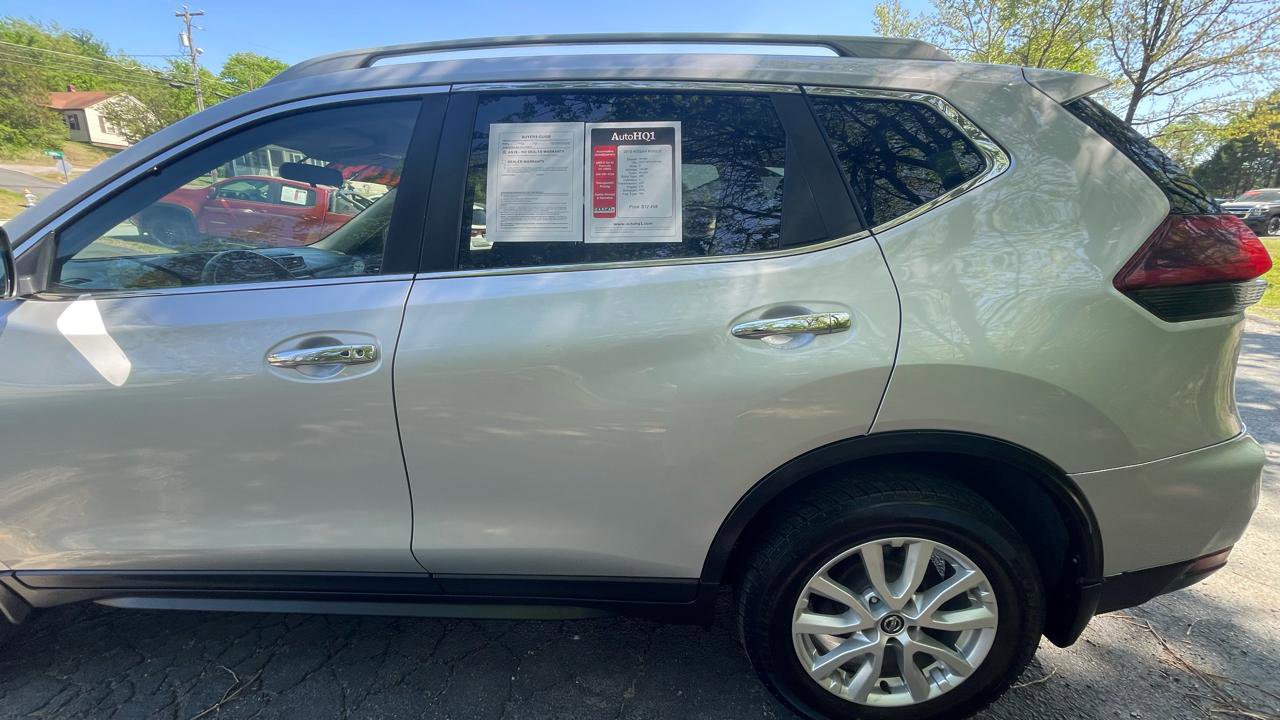 Used 2018 Nissan Rogue SV w/ Sun & Sound Touring Package image 4