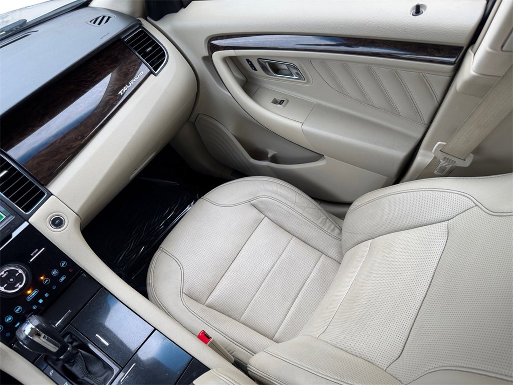 Used 2018 Ford Taurus Limited w/ Driver Assist Package image 17