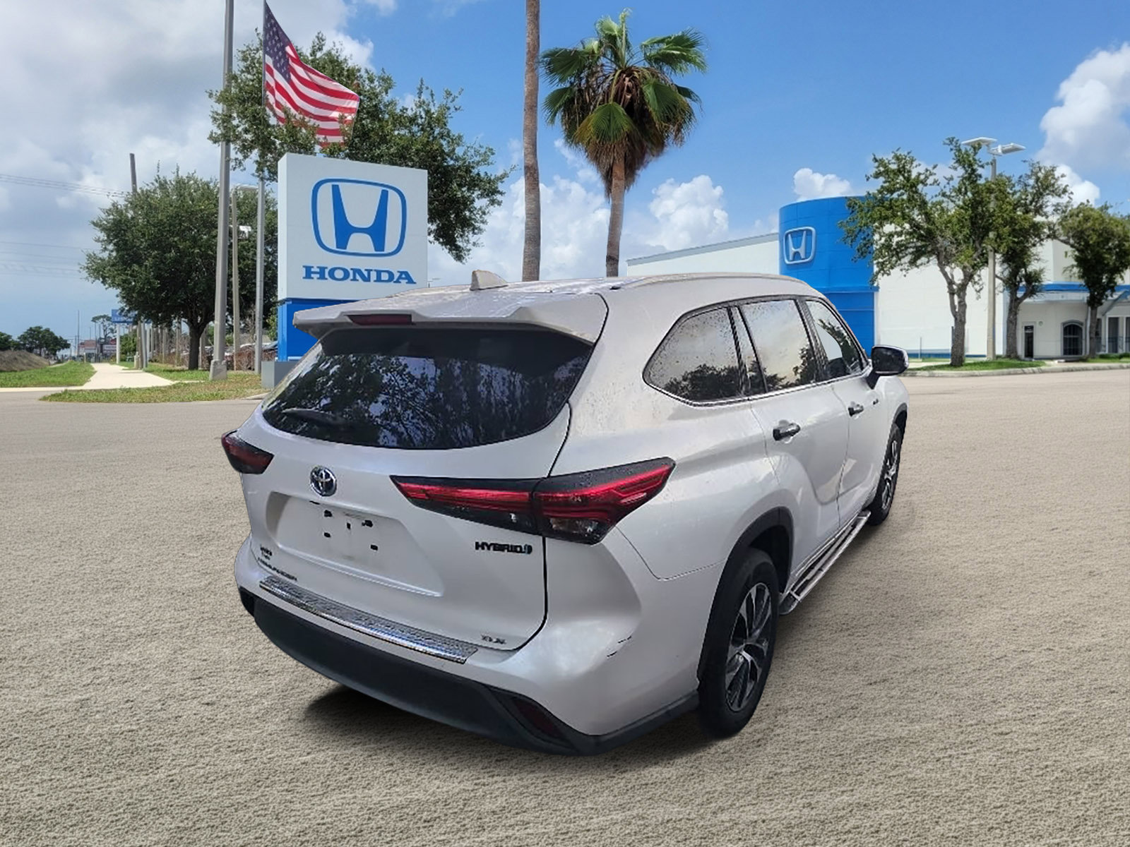 Used 2022 Toyota Highlander XLE FWD image 2