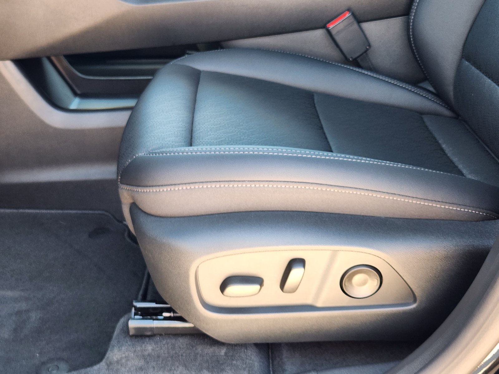 New 2027 Chevrolet Equinox LT w/ Convenience Package II FWD image 20