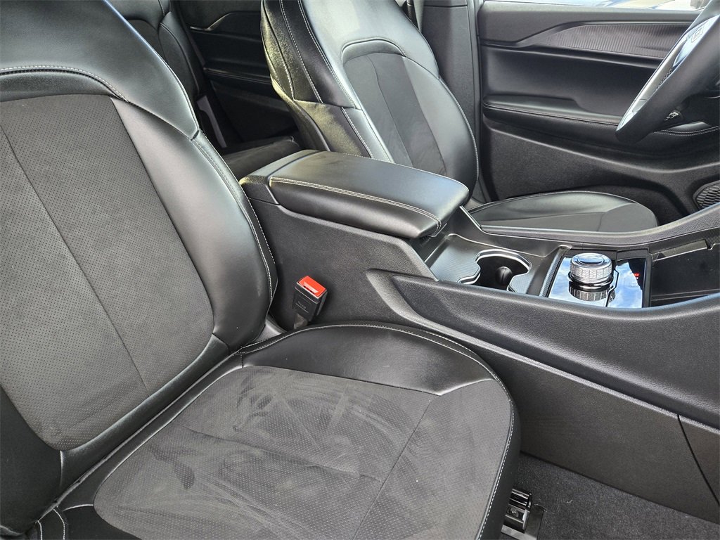 Used 2024 Jeep Grand Cherokee L Altitude image 9