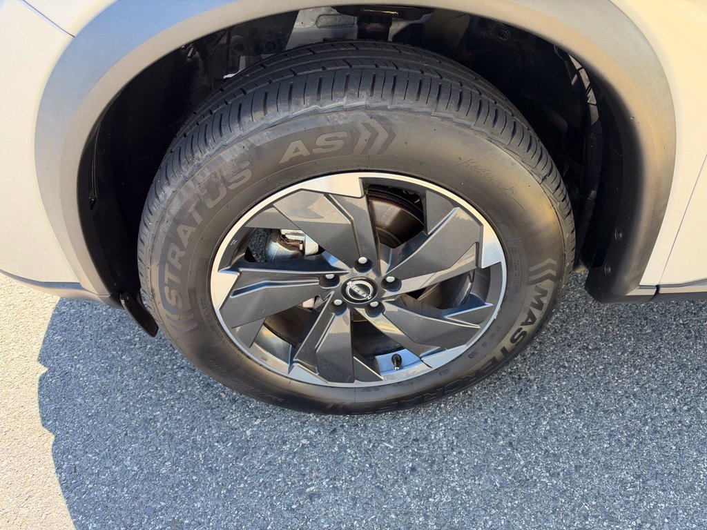 Used 2024 Nissan Rogue SV FWD image 13