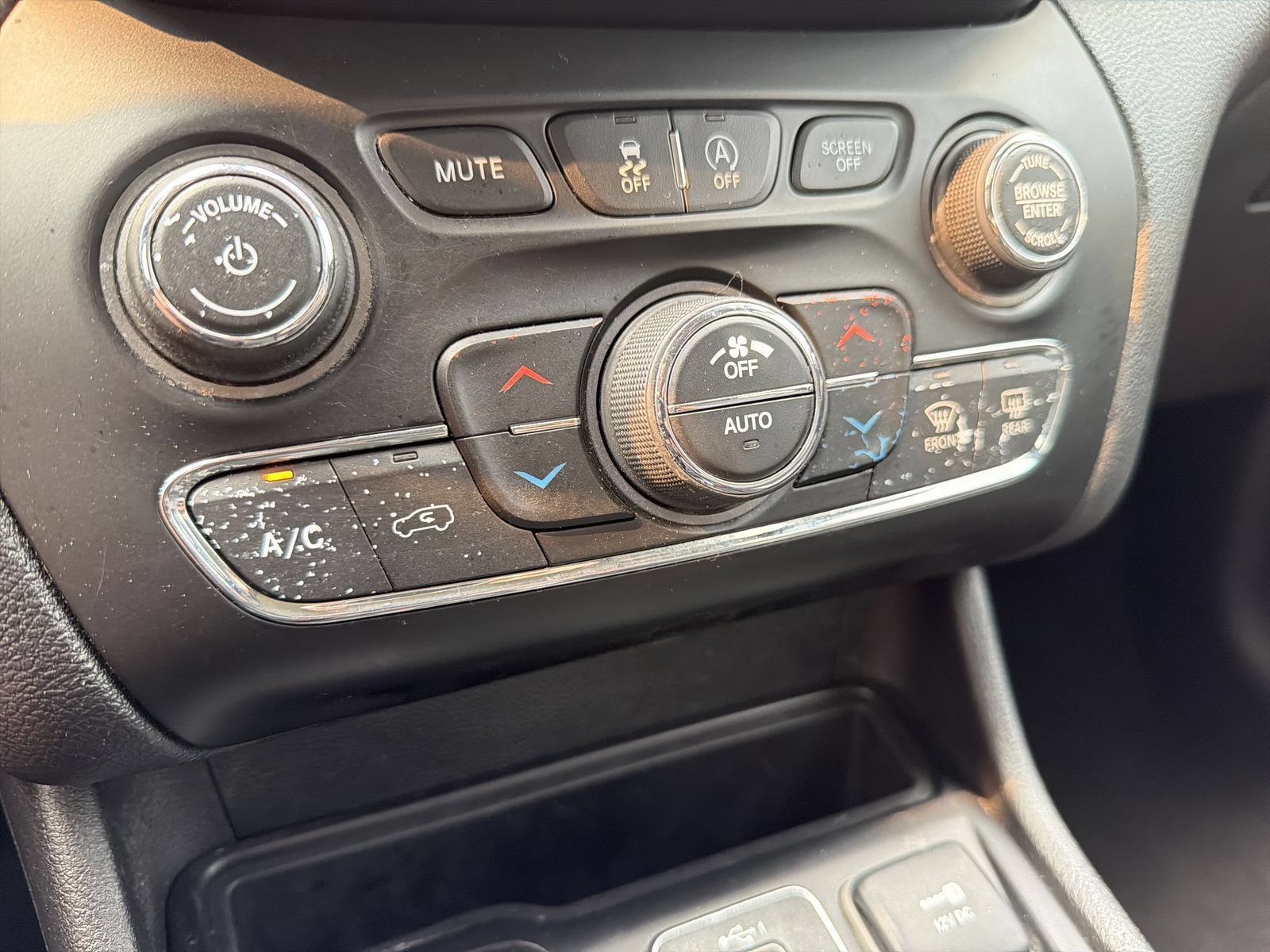 Used 2019 Jeep Cherokee Limited AWD/4WD image 27
