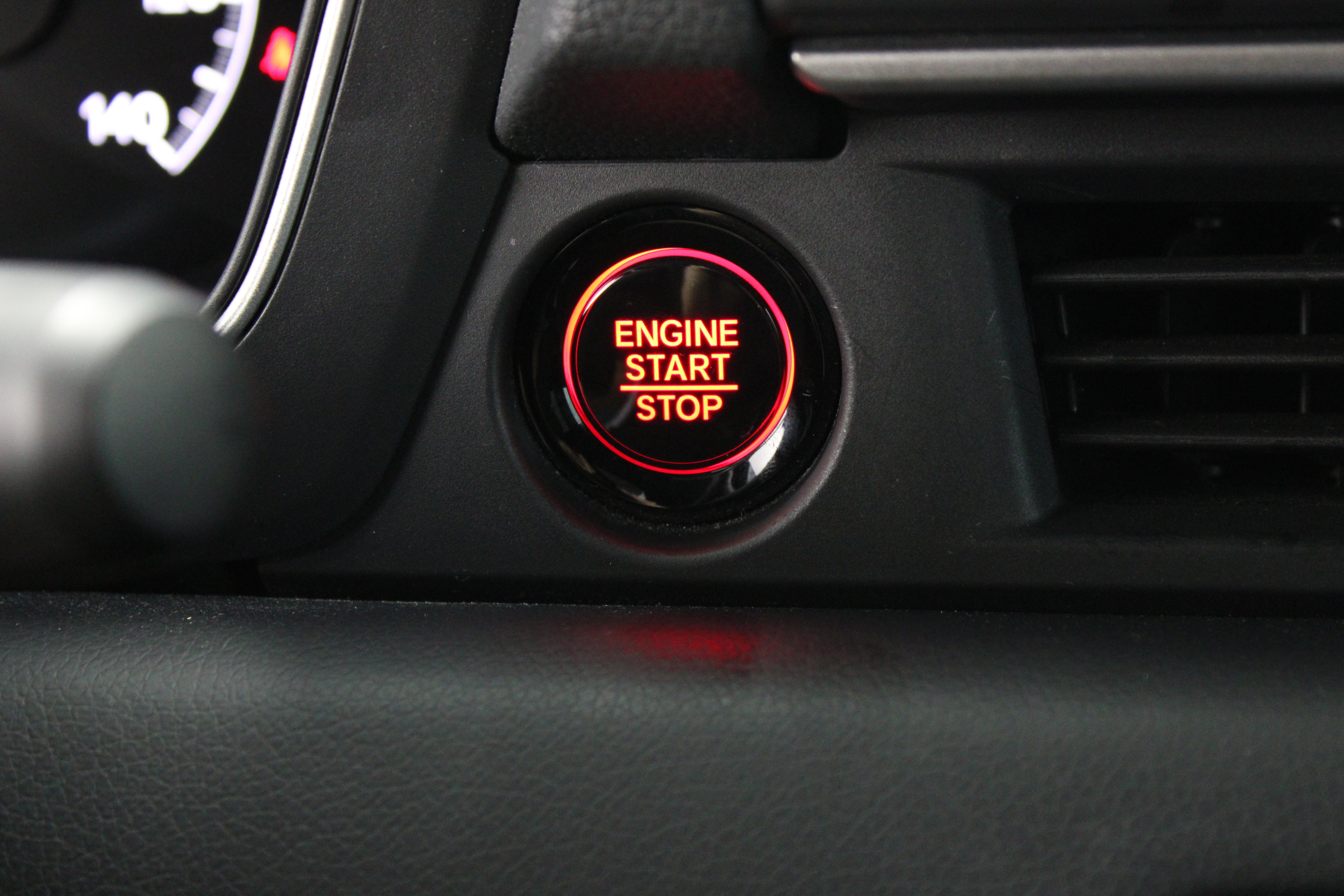 Used 2025 Honda Pilot Sport image 18