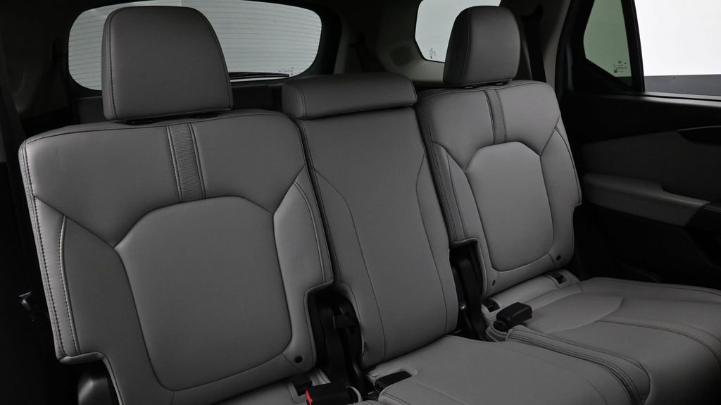 Used 2025 Honda Pilot Touring image 16