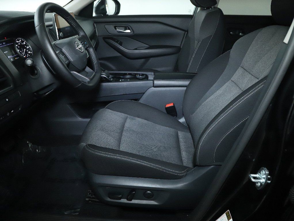 Certified 2025 Nissan Rogue SV image 18