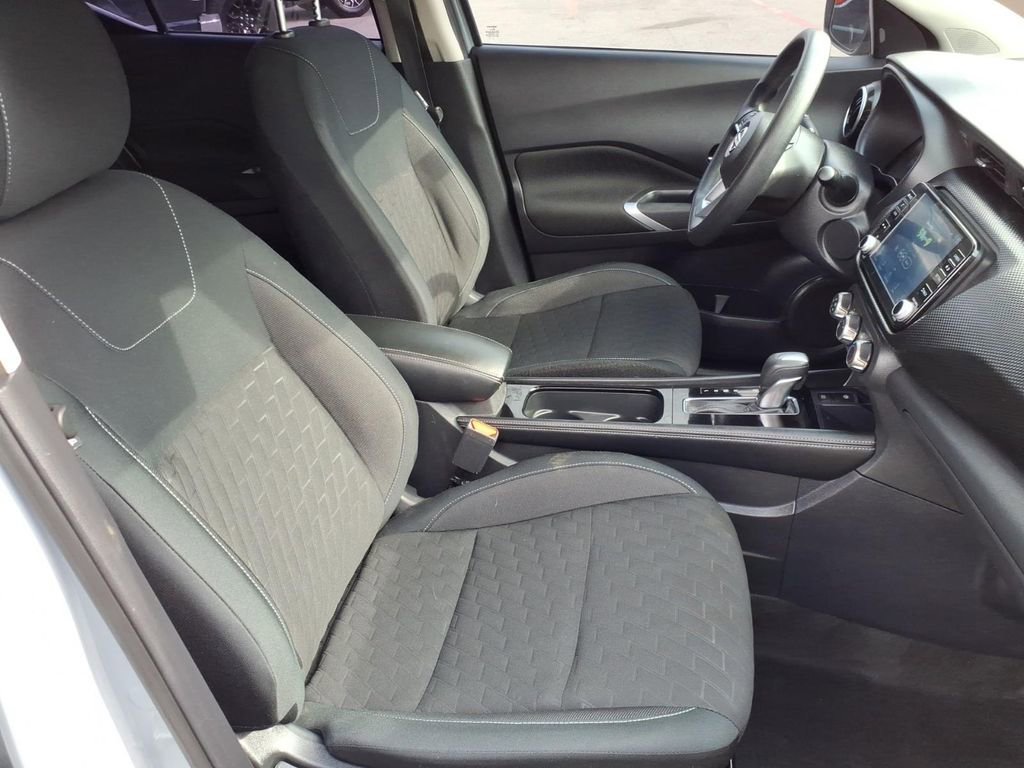 Used 2024 Nissan Kicks SV image 3