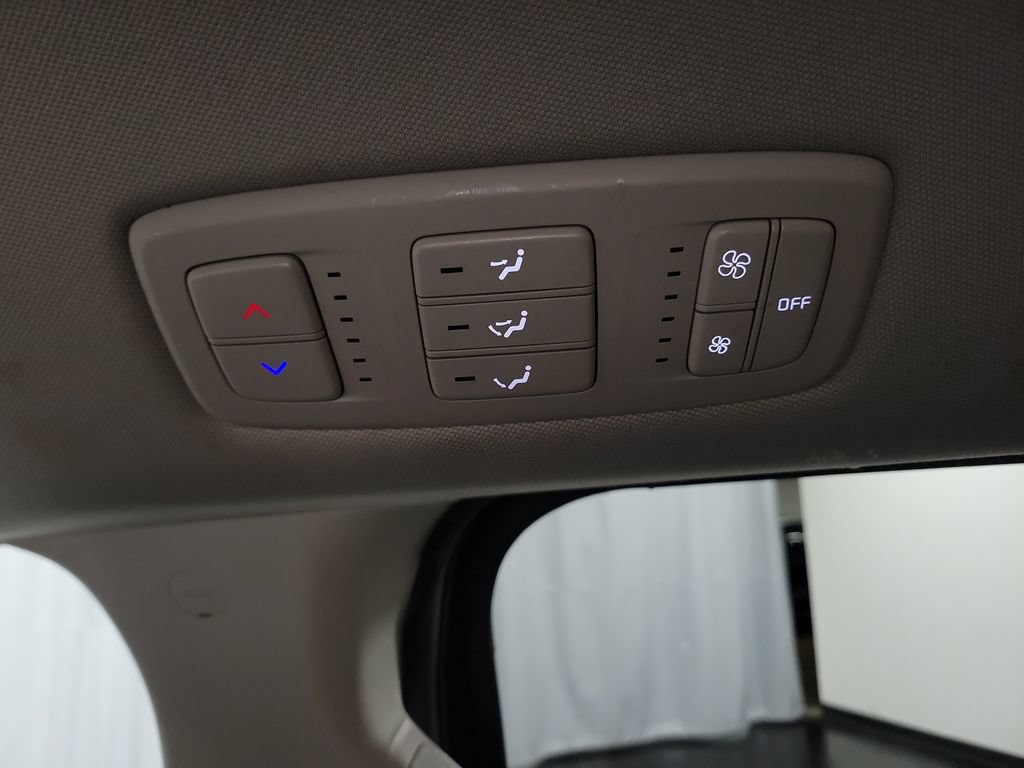 Used 2023 Kia Carnival LX FWD image 31