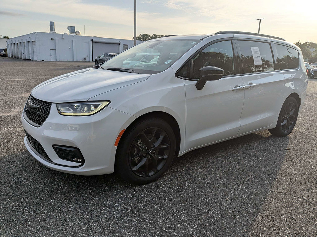 Used 2025 Chrysler Pacifica Limited FWD image 8