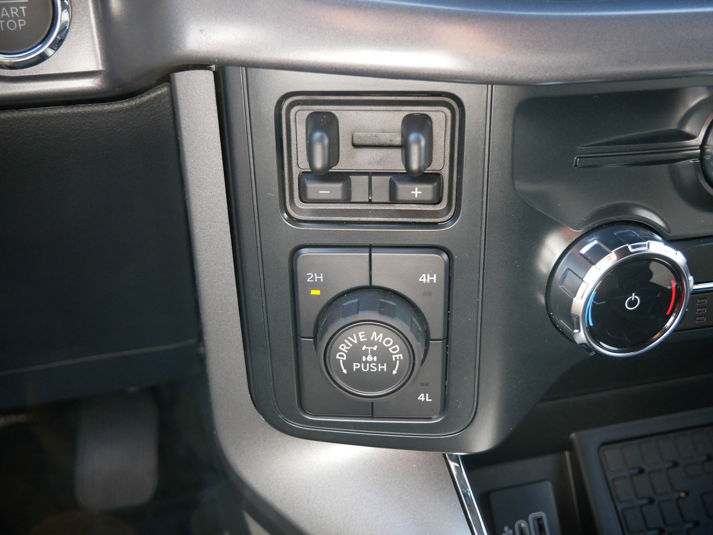 New 2025 Ford F150 XLT w/ Equipment Group 302A MID image 31