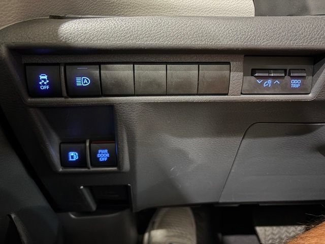 Used 2024 Toyota Sienna XLE FWD image 18