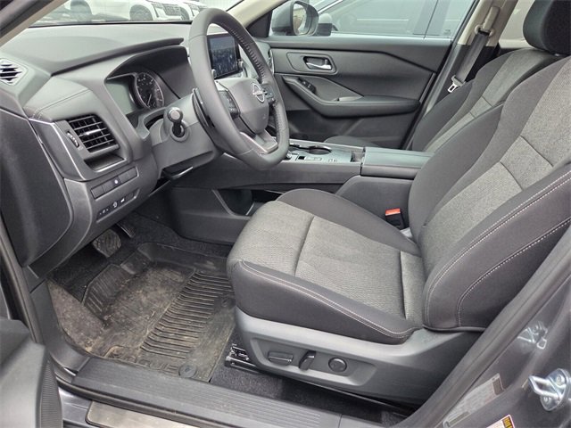 Used 2025 Nissan Rogue SV image 4