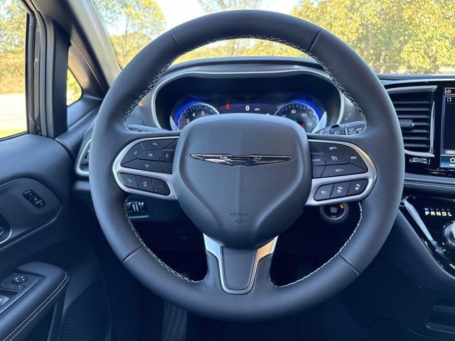 Used 2026 Chrysler Pacifica Select AWD/4WD image 21