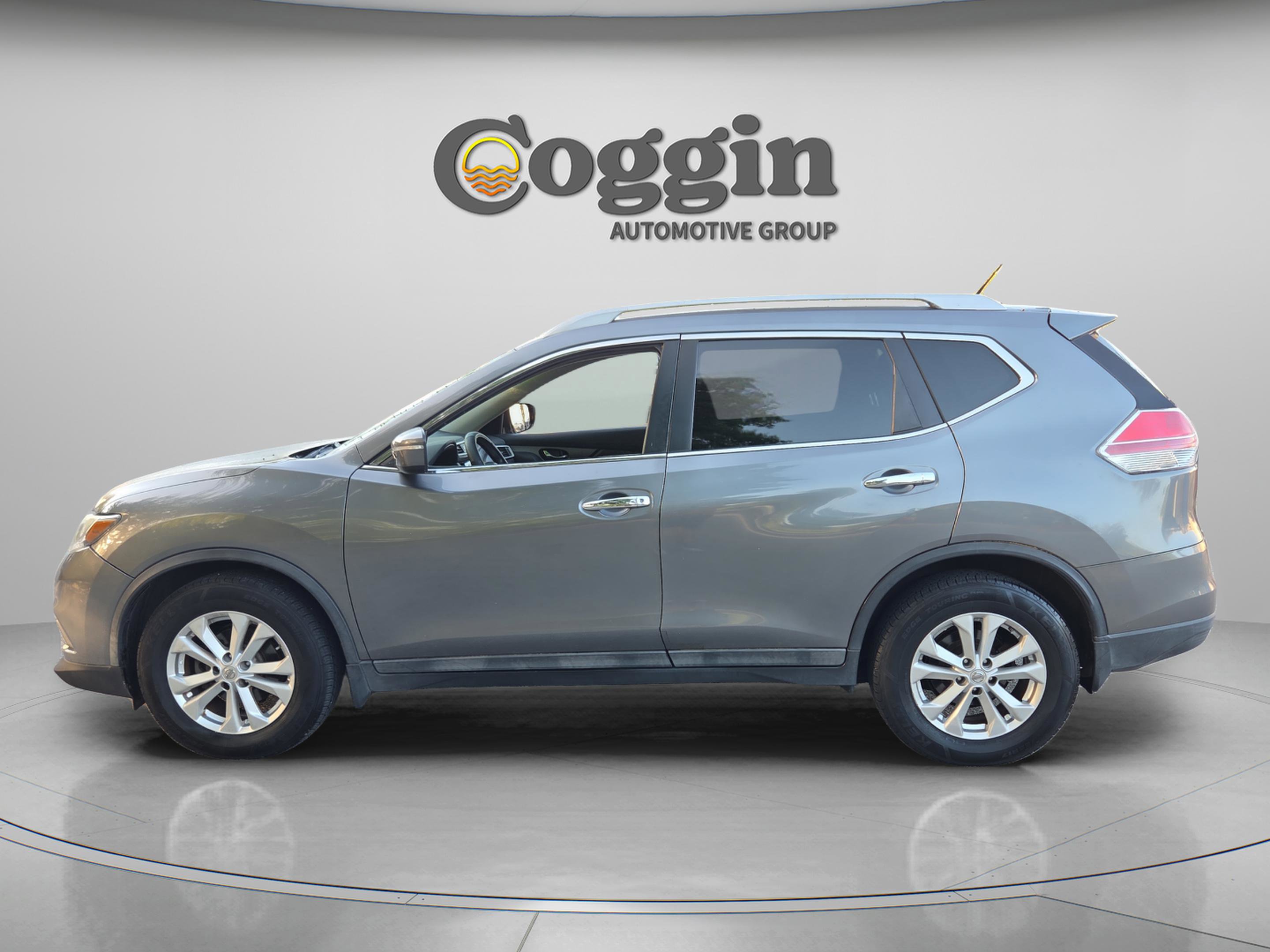 Used 2015 Nissan Rogue SV image 2