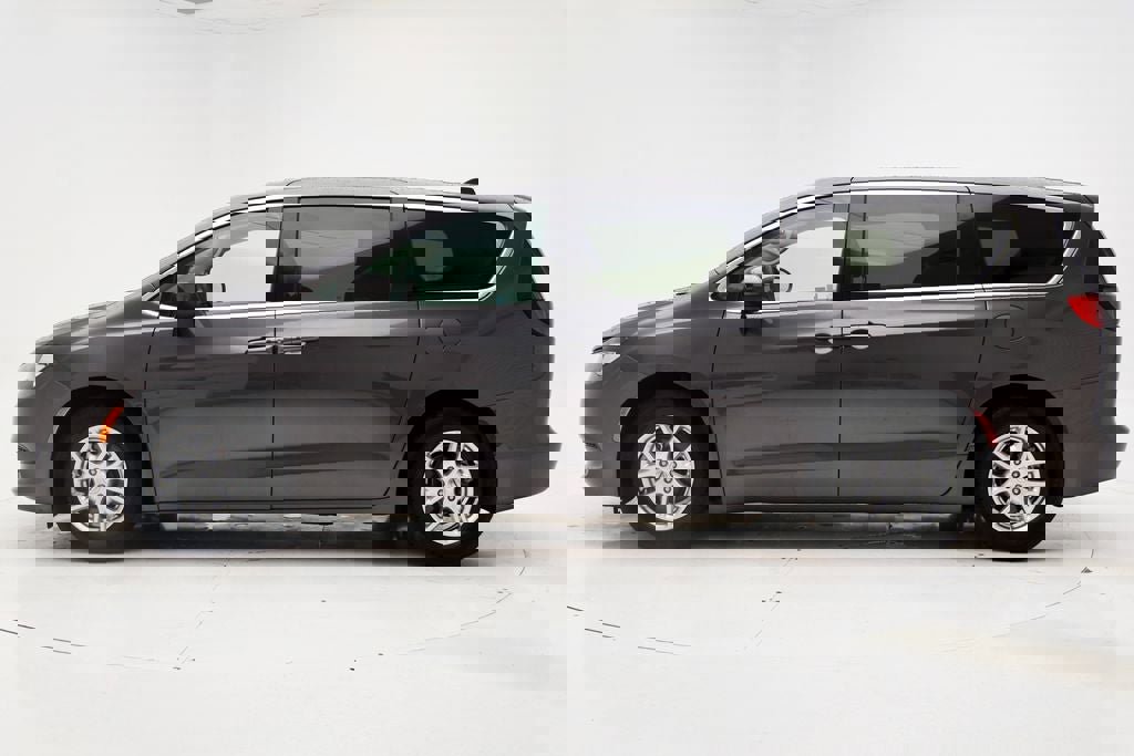 Used 2023 Chrysler Voyager LX image 5