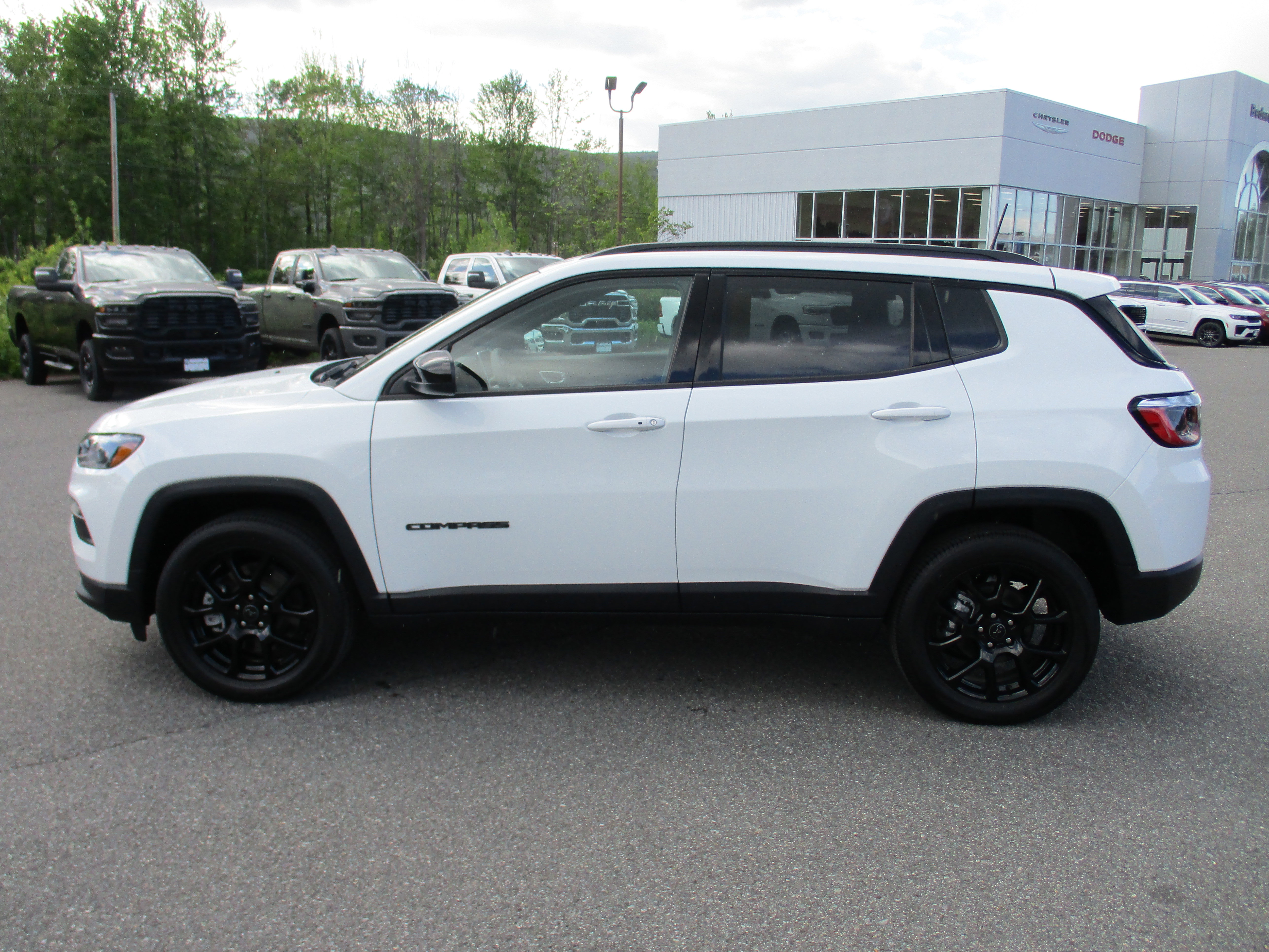 Used 2026 Jeep Compass Latitude w/ Quick Order Package 29K AWD/4WD image 8
