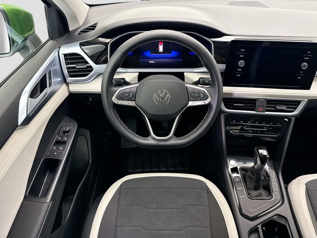 Used 2025 Volkswagen Taos SE w/ Panoramic Sunroof Package image 10