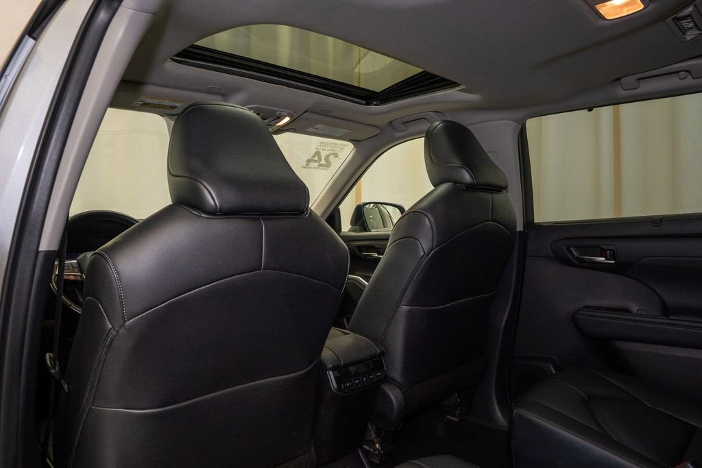 Used 2024 Toyota Highlander XLE image 11