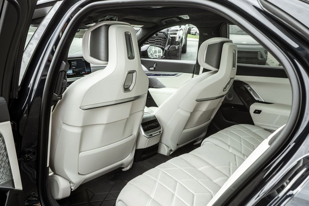 Used 2023 BMW 760i xDrive w/ Executive Package AWD/4WD image 29