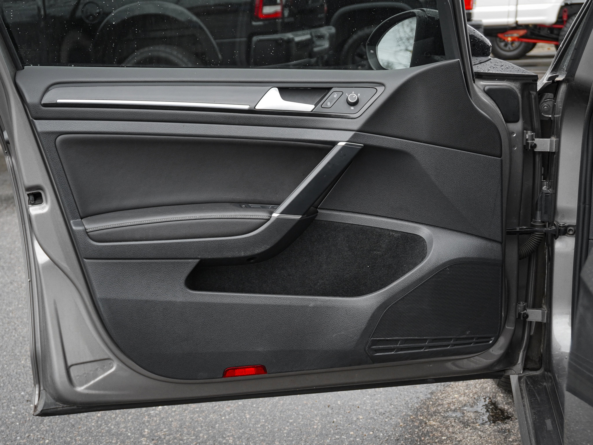 Used 2015 Volkswagen Golf R 4-Door image 14