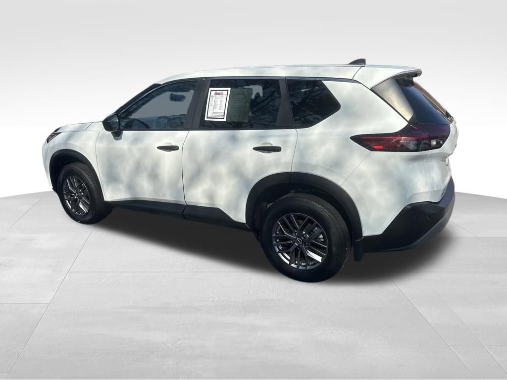 Used 2023 Nissan Rogue S image 9
