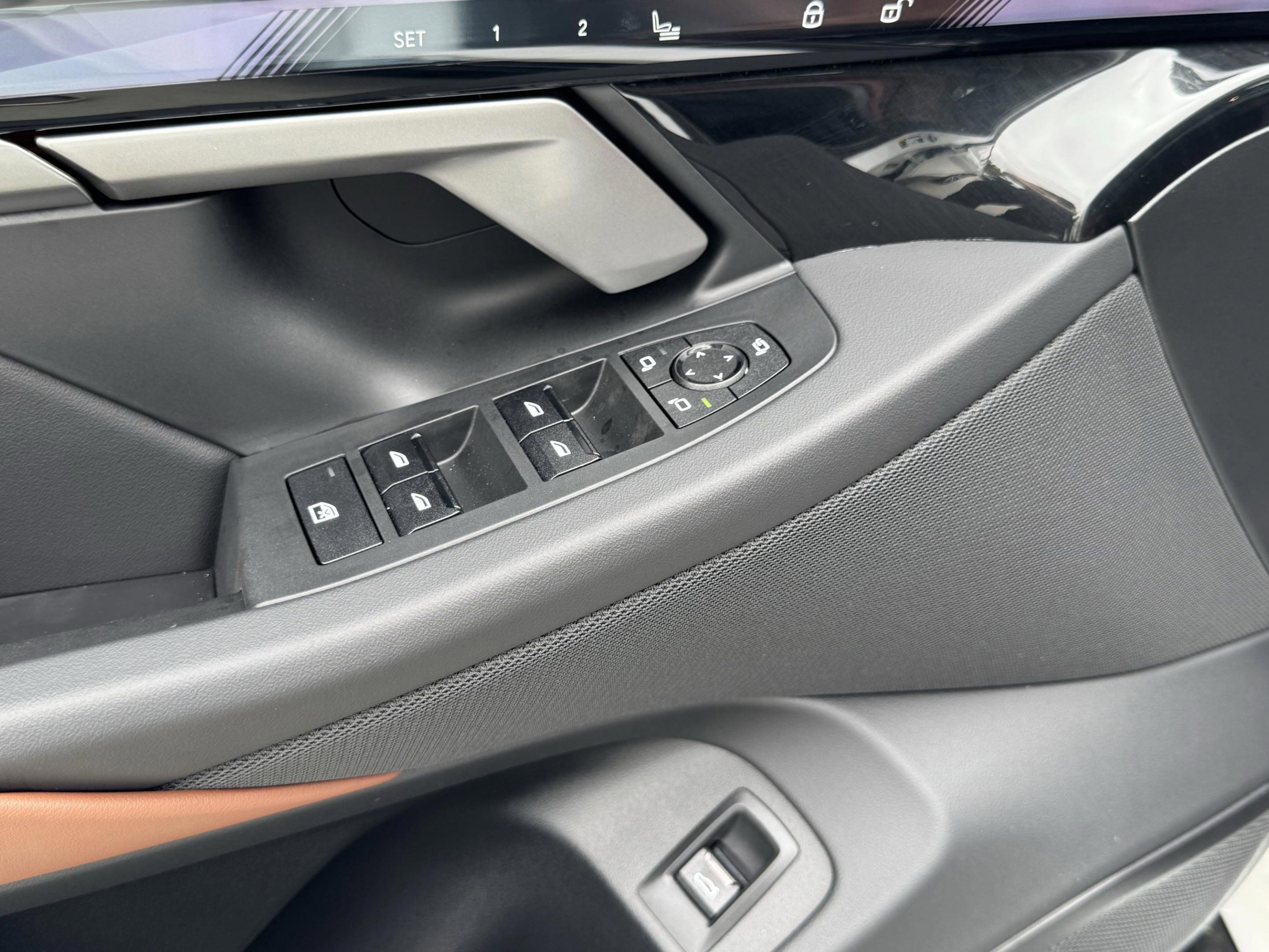 Used 2025 BMW 550e xDrive w/ Premium Package image 28