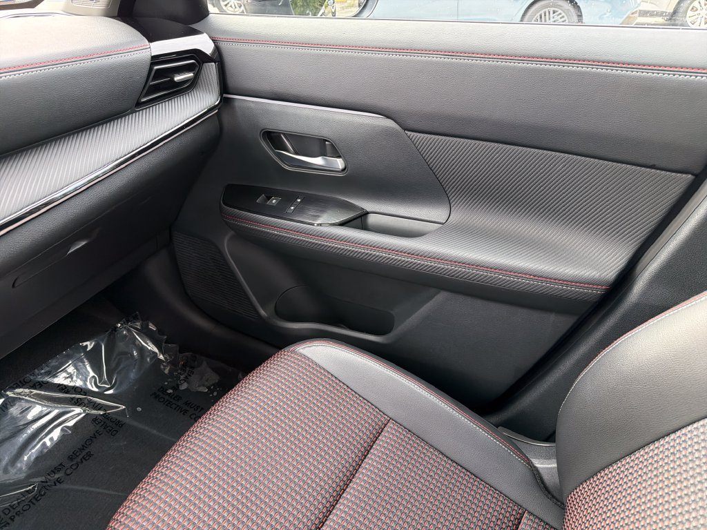 Used 2025 Nissan Kicks SR w/ SR Premium Package FWD image 30